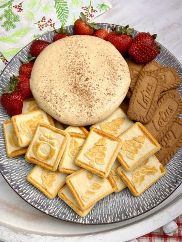 Creamy Gingerbread Cheesecake Dip