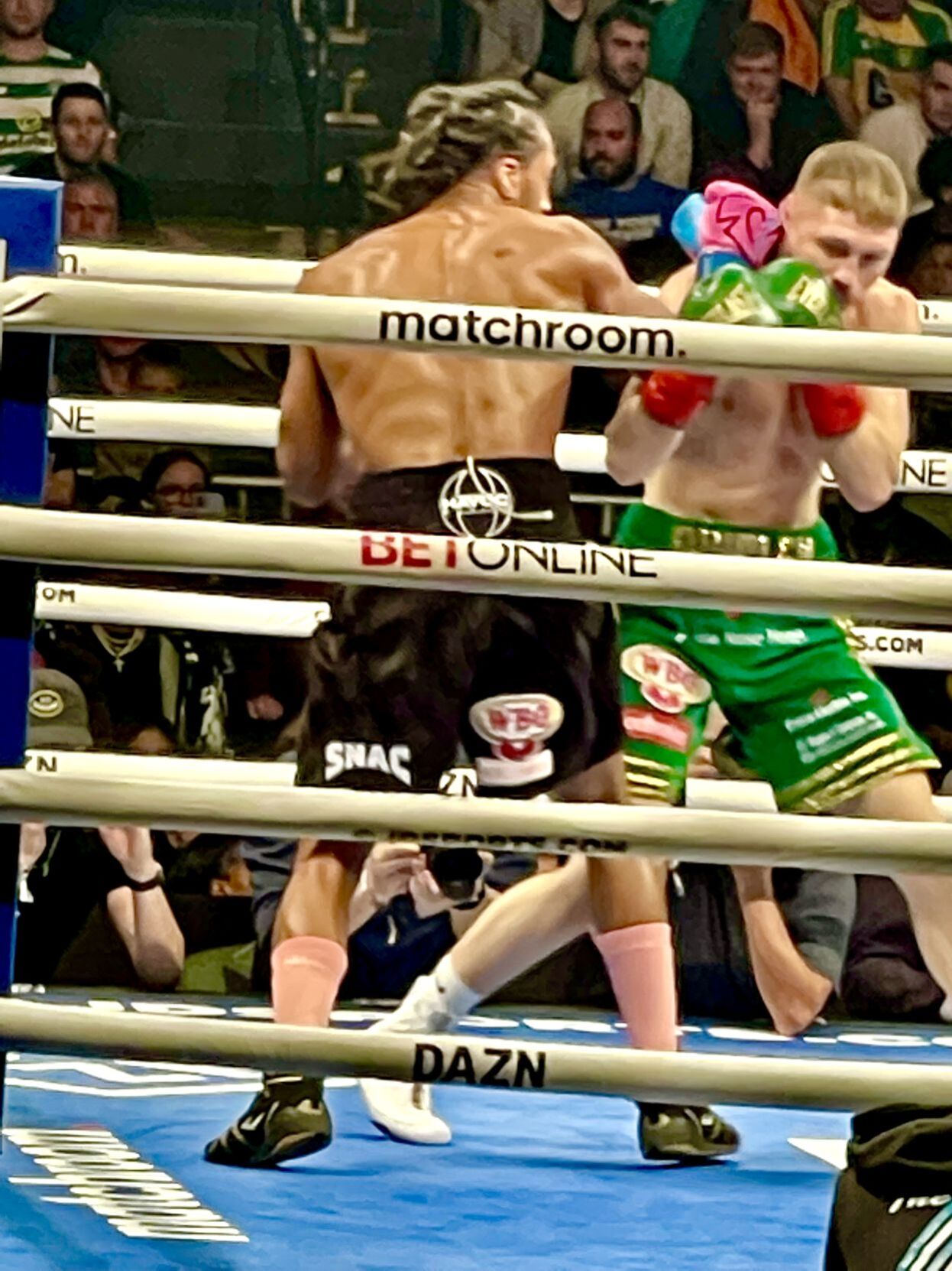 Demetrius Andrade knocked down Jason Quigley in Round 1