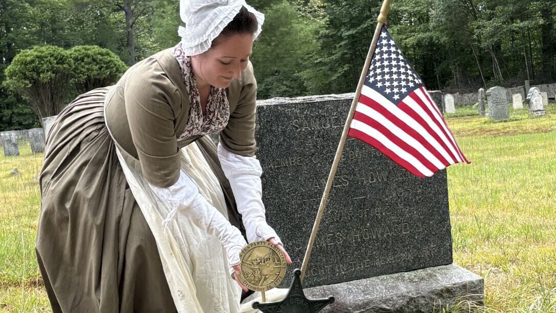 Graveside ceremony honors NH man for taking part in Boston Tea Party
