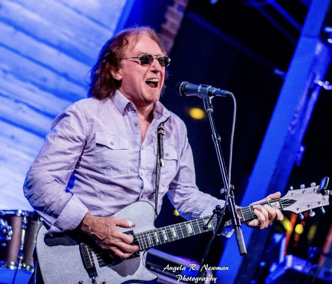 Denny Laine spreads his Wings in a night of rock and (Moody) blues Music