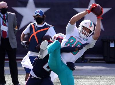 SPORTS-PATRIOTS-SIGNING-DOLPHINS-TE-MIKE-1-YB.jpg