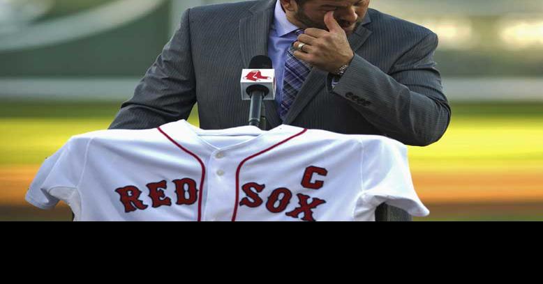 Red Sox catcher Varitek officially retires