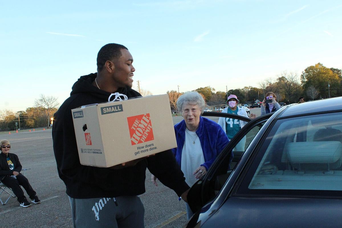 Travon Walker and Family Host Turkey Trimming Giveaway