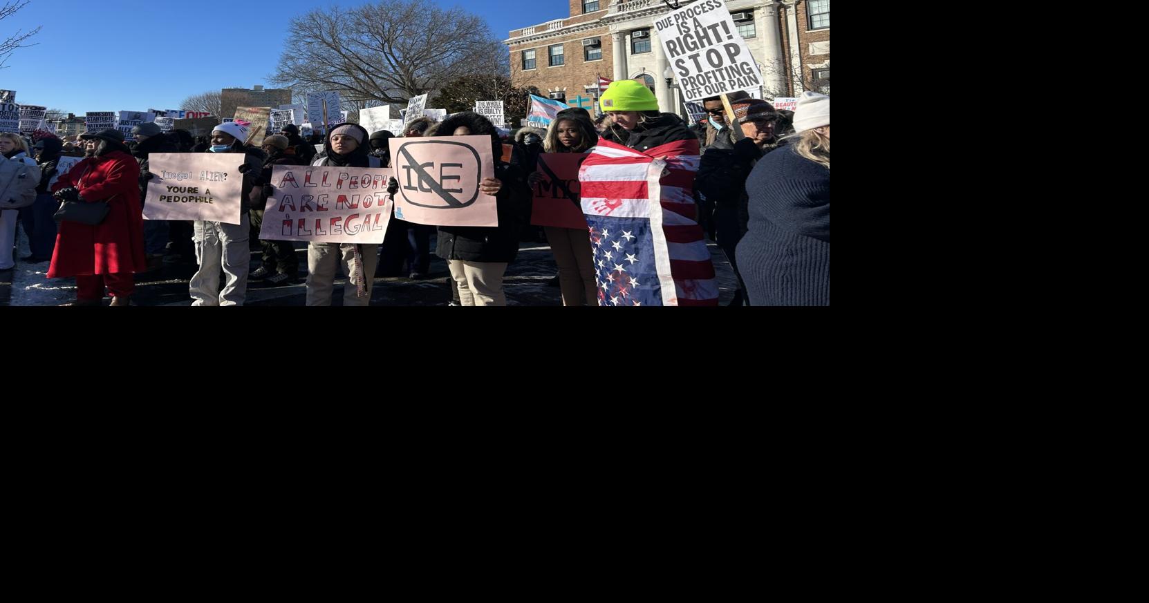 Crowd of protestors | | valleybreeze.com