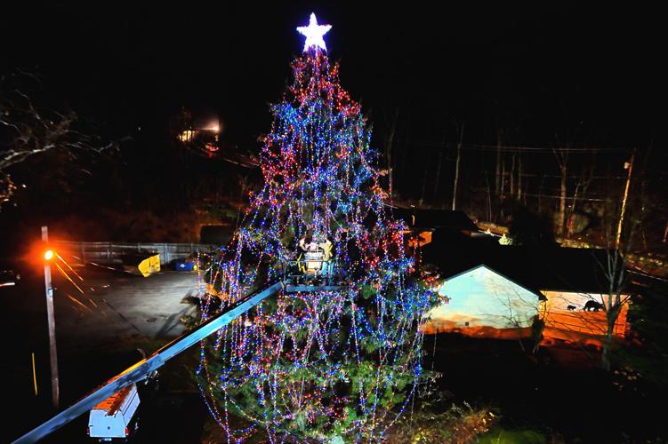 Unsworth lights up Lincoln sky with 80-foot decorated Christmas tree ...