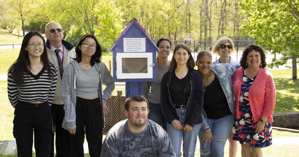 Students install book nook at Cass Park