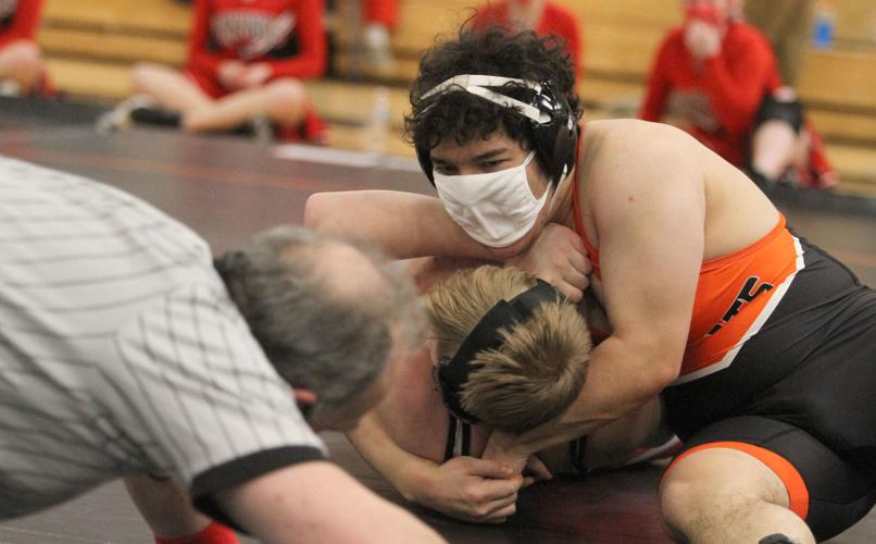 Dodgeville sends 3 wrestlers on to Championship Saturday