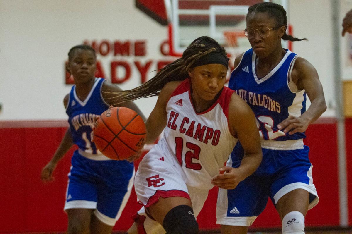 El Campo Shorter Overcome Royal To Remain Perfect In District