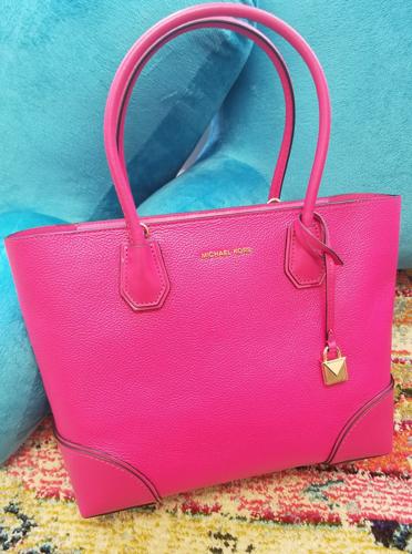 Hot pink bag all October long. The bag for the season I Pink tote