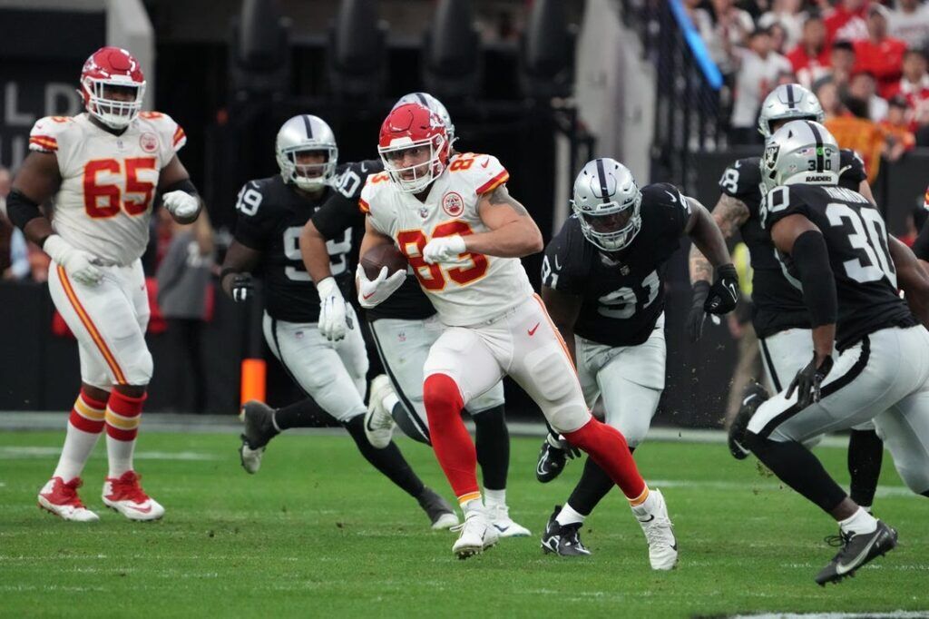 Kansas City Chiefs clinch No 1 seed in AFC with 31-13 win over Las