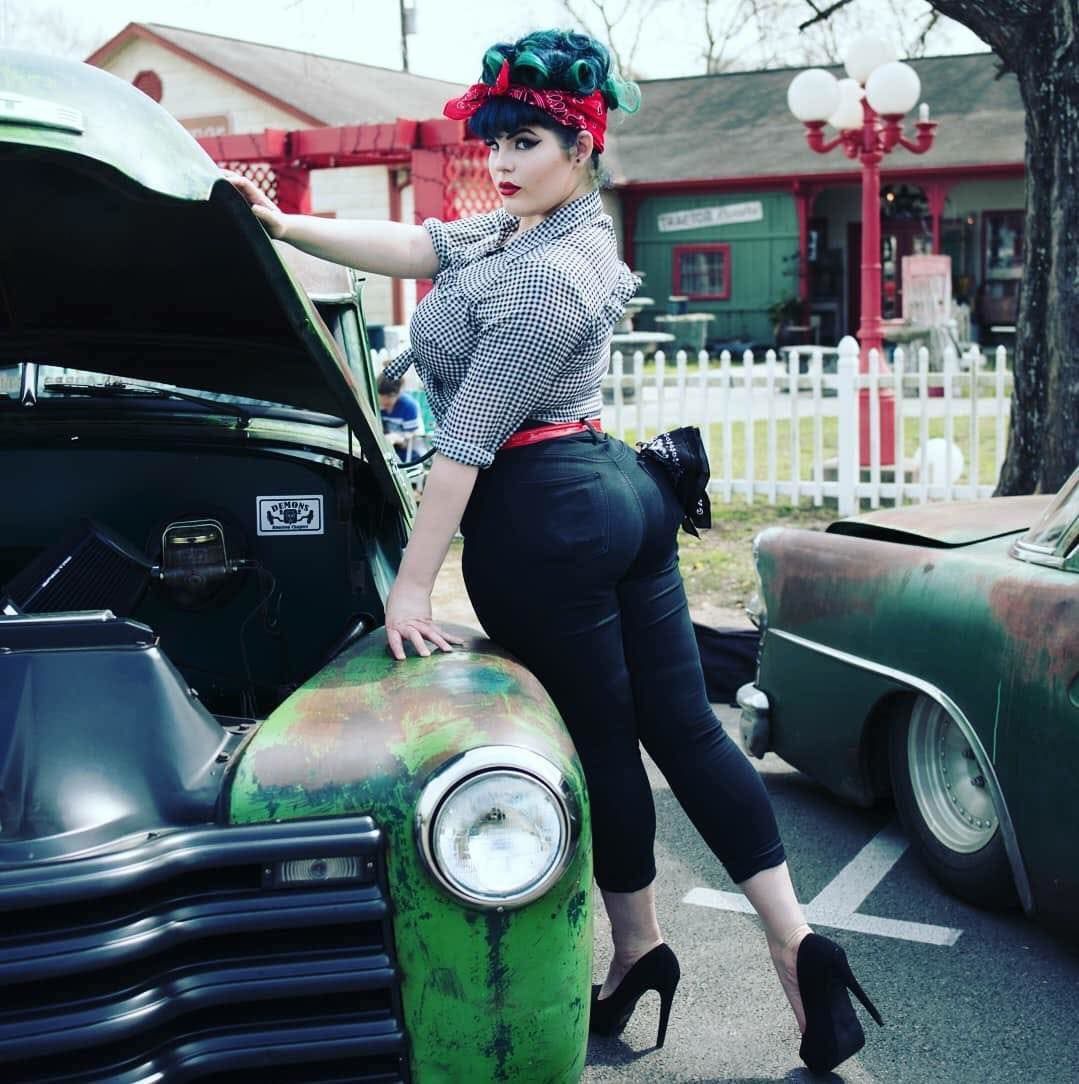 Pinups Vintage Cars And Rock N Roll At Hot Rod Riot