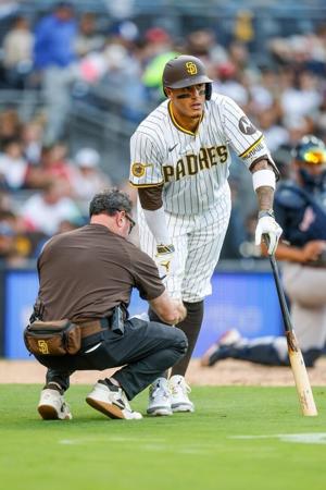 Padres standout 3B Manny Machado (calf) exits vs. Braves