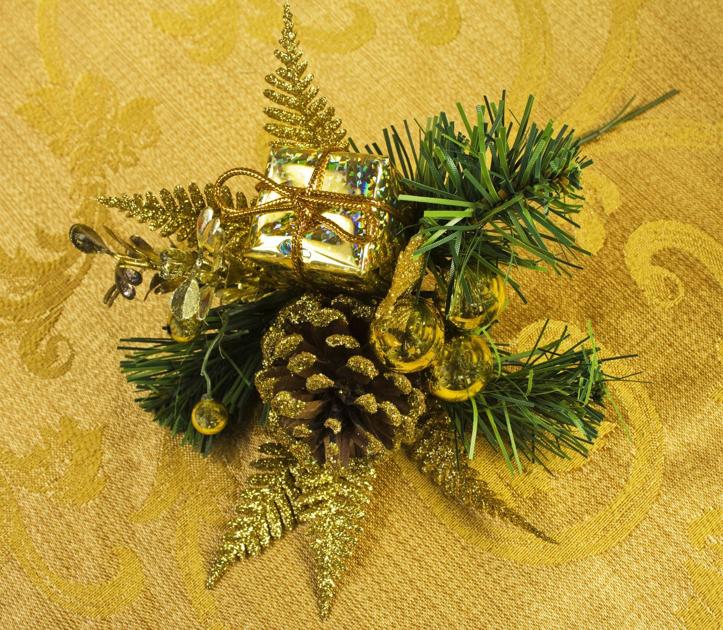 Turn old, artificial Christmas tree into new decorations | Home And