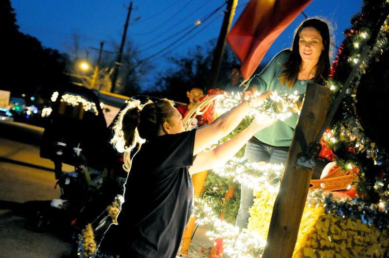 Victoria lights up for holiday parade (videos) Entertainment