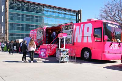 PINK bus tour makes pit stop on campus | Features | videtteonline.com