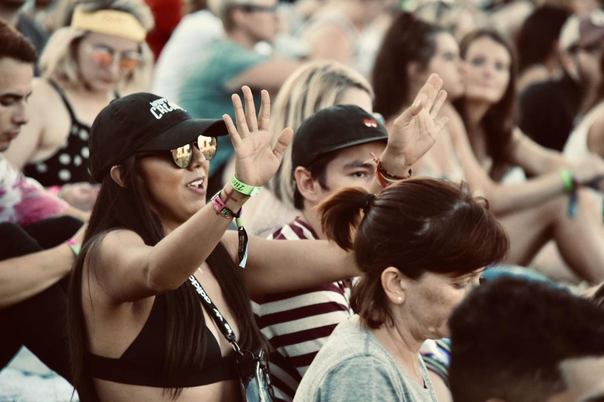 Lollapalooza crowd dancing