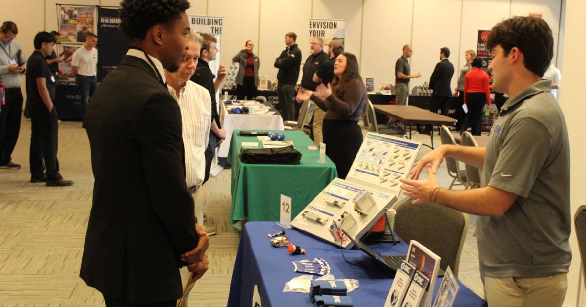 Students at Engineering Technology Career Fair engage with industry professionals Students at Engineering Technology Career Fair engage with industry professionals