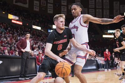 No. 7 men's basketball squeaks past Louisville, remains tied for
