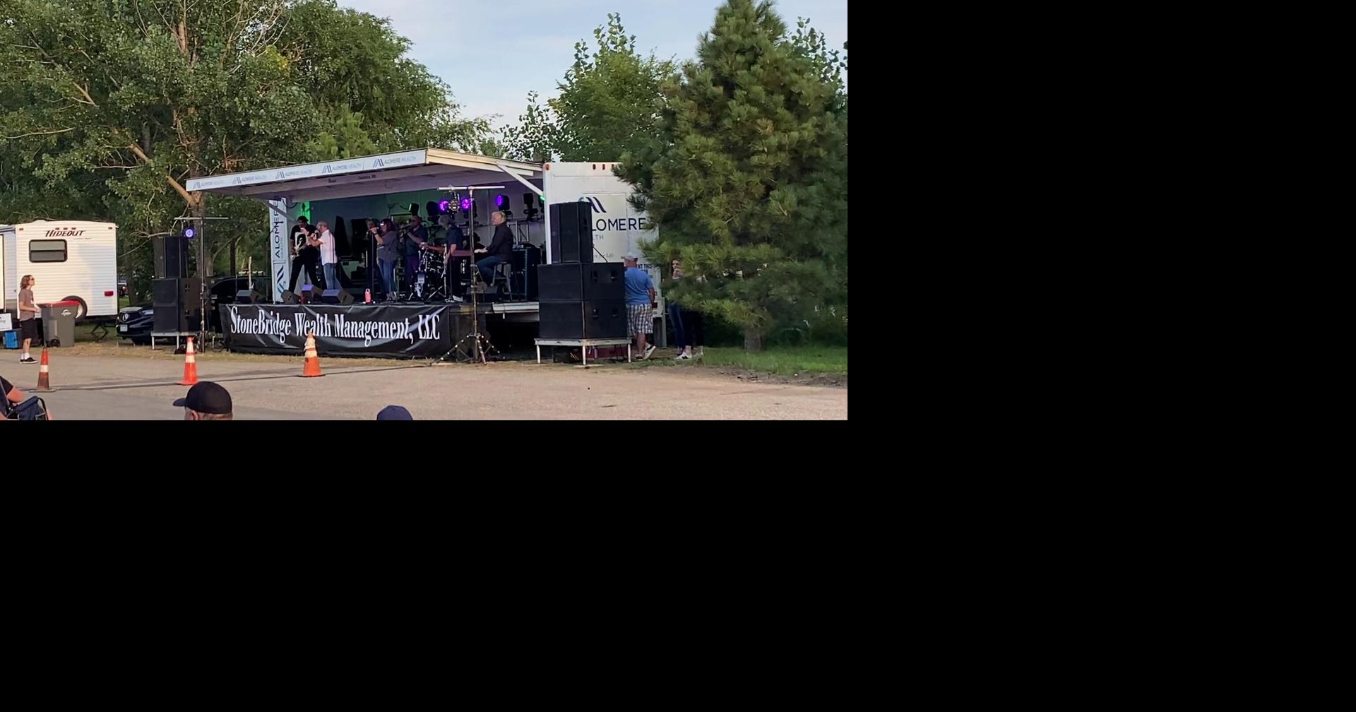 Fabulous Armadillos perform before a big crowd at DC Fair on Wednesday ...