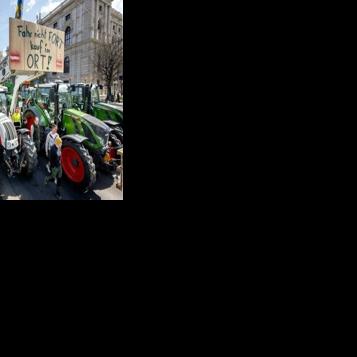 Tractors roll through Vienna as farmers protest