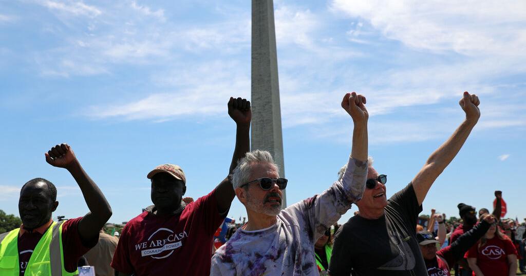 Secret Service says suspect fired weapon on National Mall, bystander injured