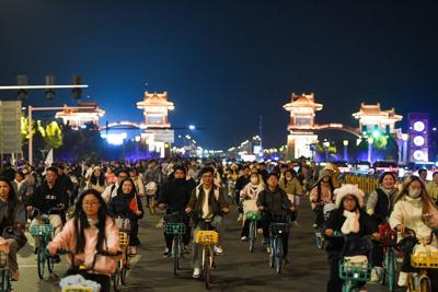 Tens of thousands of Chinese college students went cycling at night. That put the government on edge