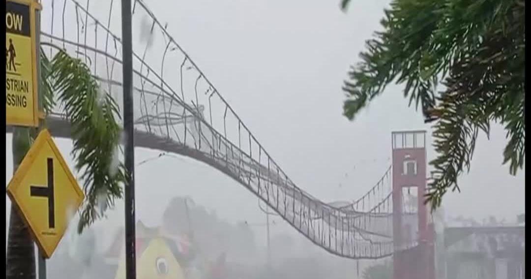 Suspension bridge swings wildly as Typhoon Fung-wong hits eastern Philippines
