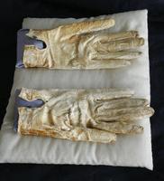 Selling expendable Lincoln-collection items won't erase debt