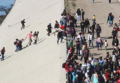 Honduran woman in migrant caravan gives birth in US