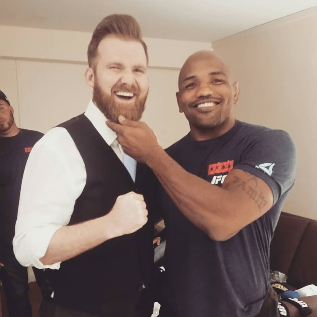 UFC fighter get a shape-up at local barber shop | News | wandtv.com