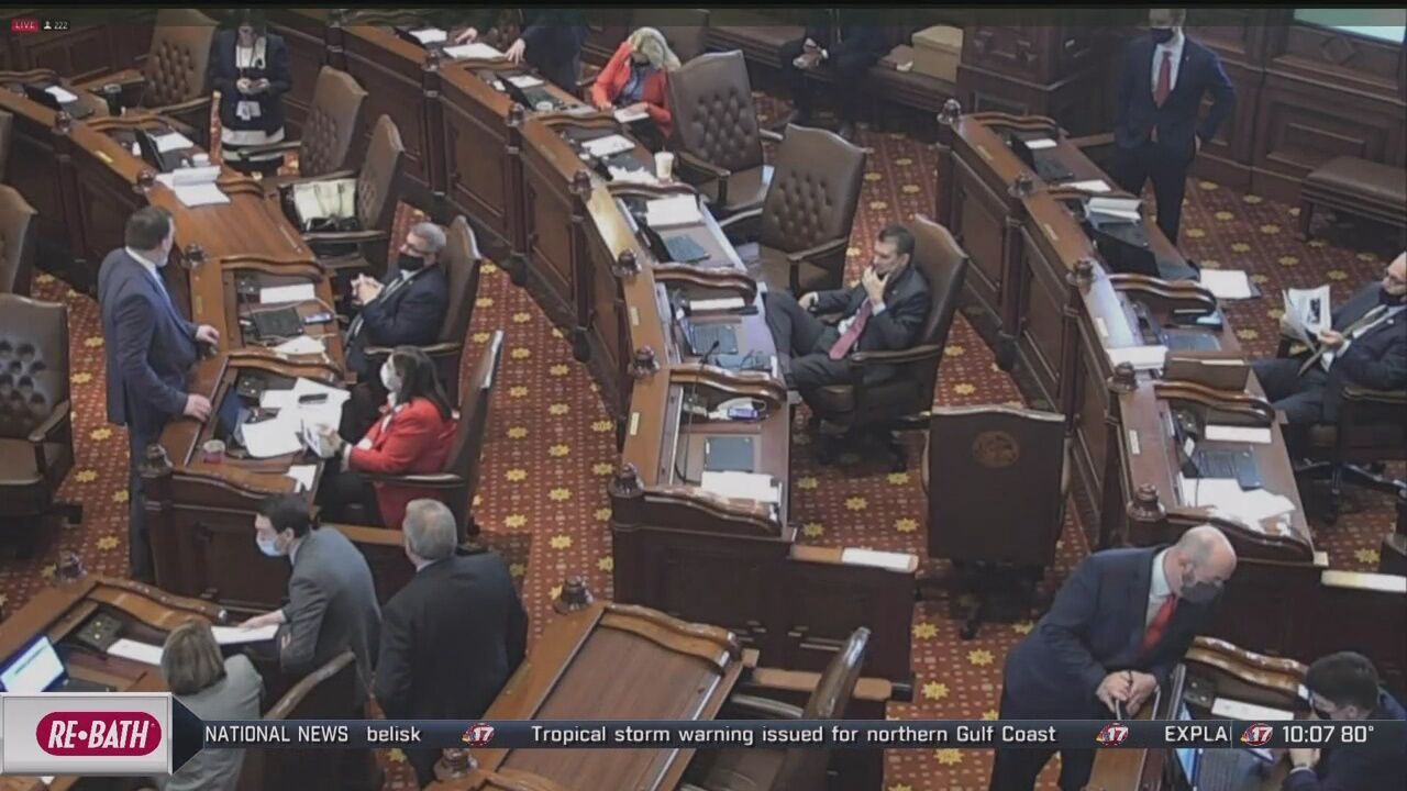 Illinois Lawmakers Pass Bill Looking To Make Polling Locations More ...