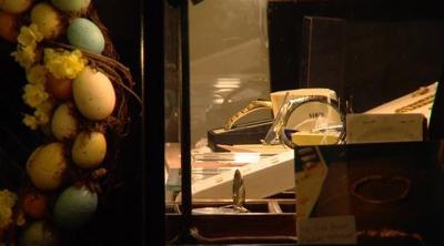 Jewelry heist frustrates antique dealer