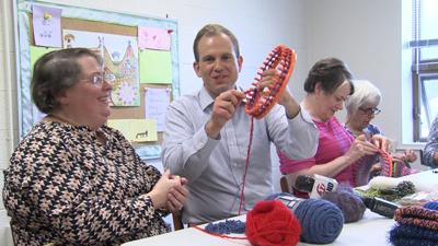 Knitting Challenge Gordon Voit Goes Head To Head With The Loom Top Stories Wandtv Com