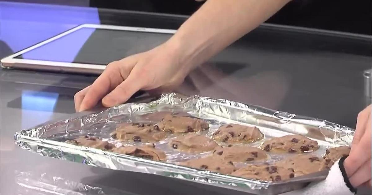 WAND News team tries cookies that were baked in the newsvan Videos