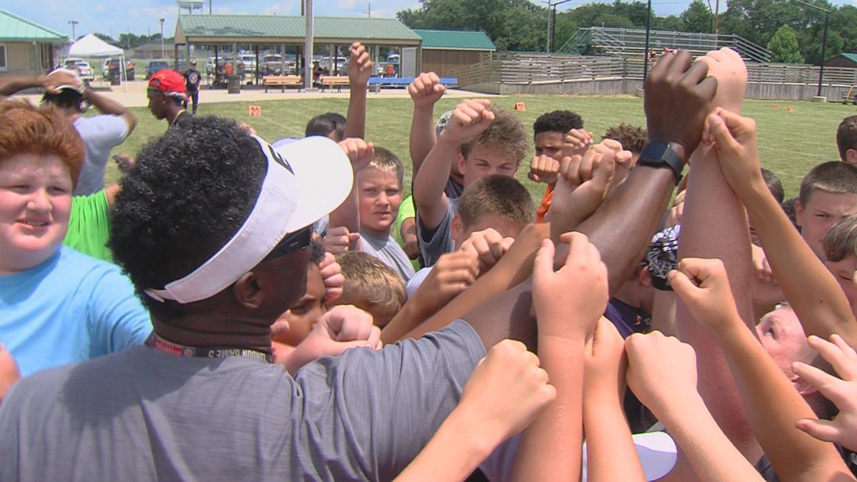 Former Chicago Bears player Ray McElroy hosts annual youth football camp in  Mattoon, Sports