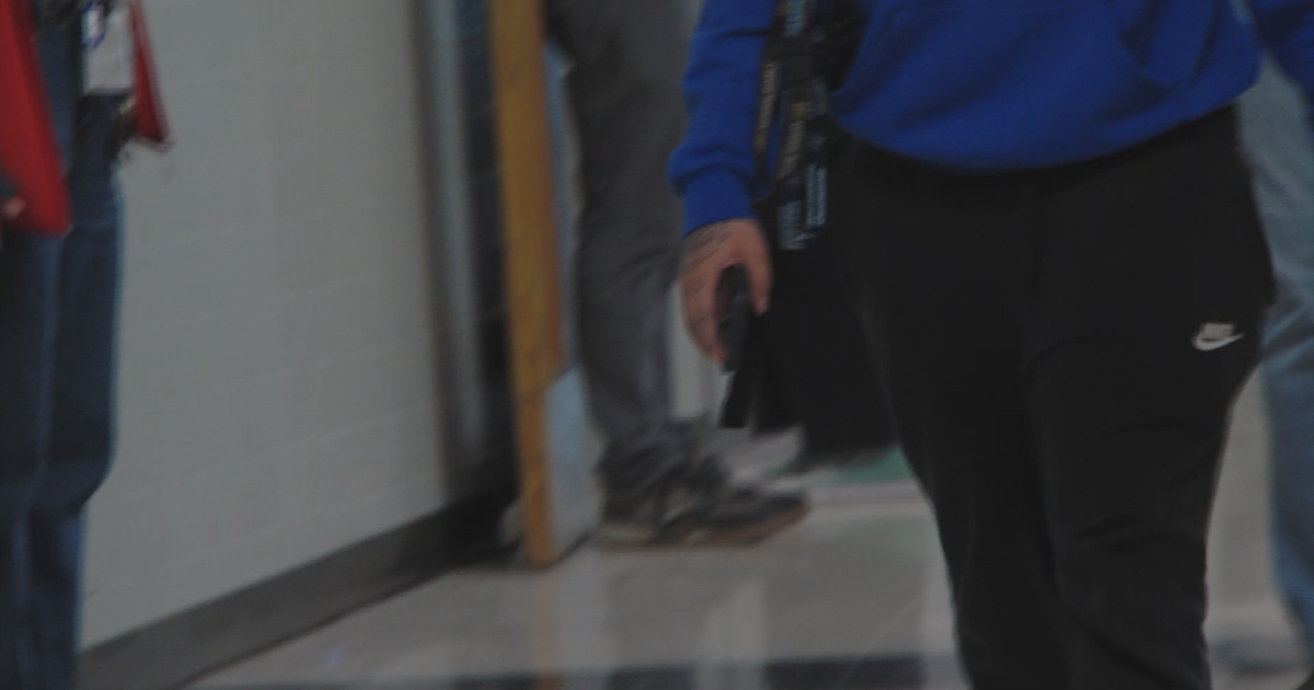 IL Senate sends school cell phone ban proposal to Pritzker