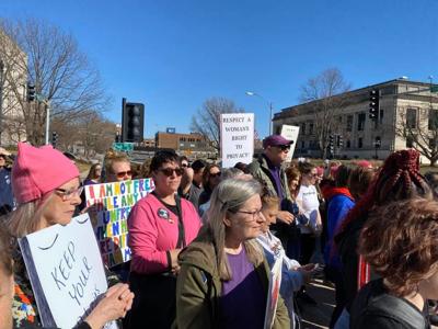 Hundreds partake in Women's March in Sprinfield
