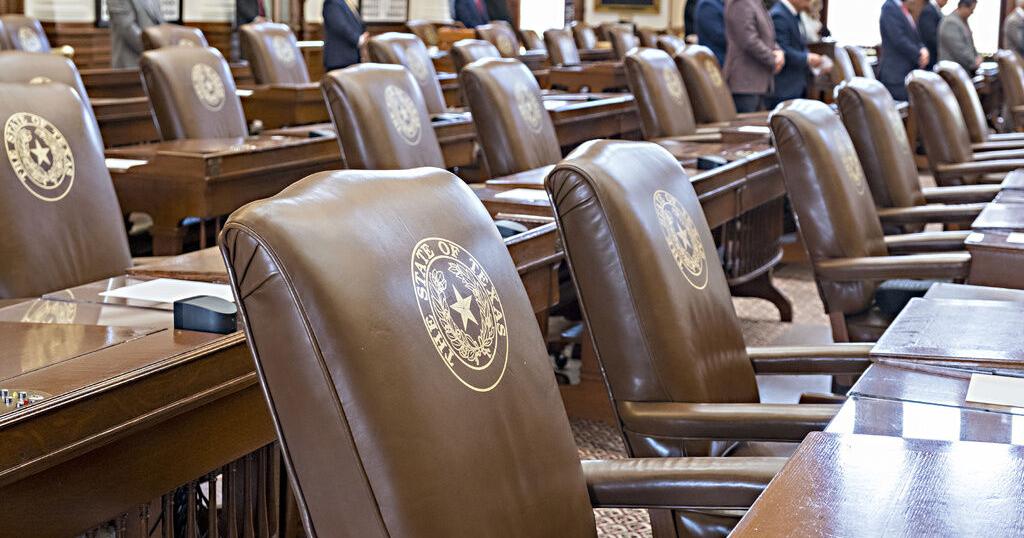 Texas state lawmakers in Illinois evacuated from their hotel after threat