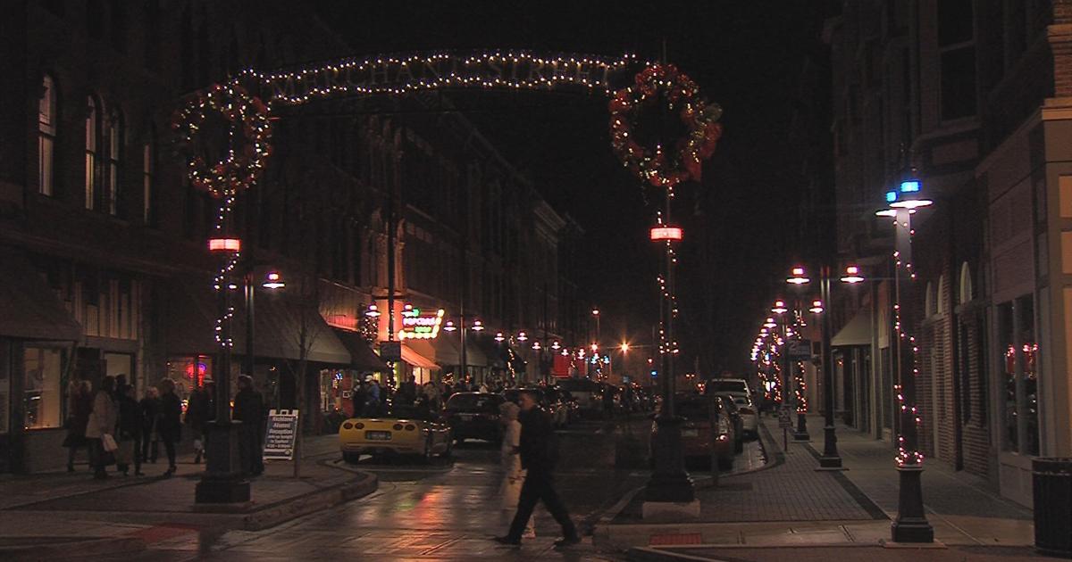 Decatur's annual Christmas Walk draws large crowd | News | wandtv.com