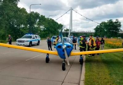 Small plane lands on Chicago's busy Lake Shore Drive