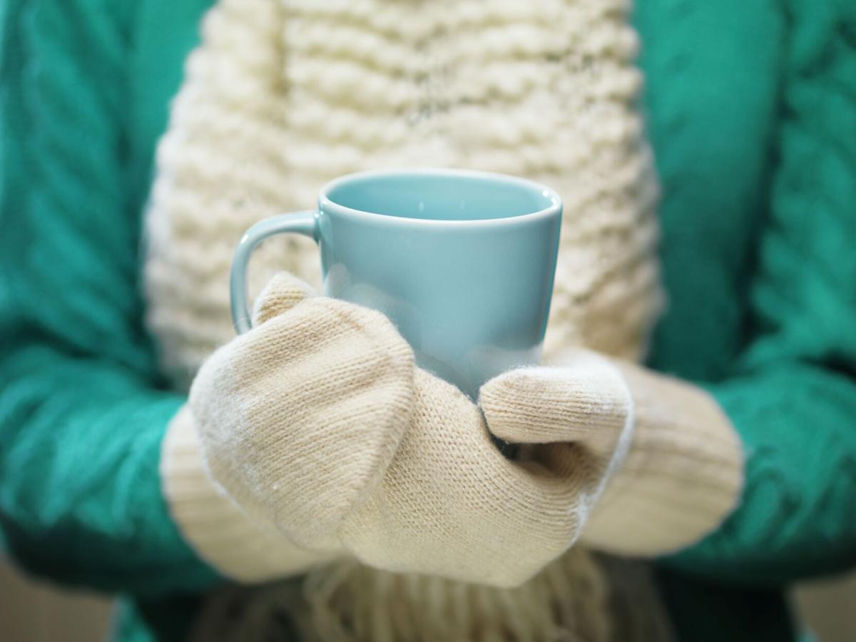 Сосуд сохраняющий тепло. Чашка в руках в варежках. Кружка чая в рукавицах. Руки в варежках держат кружку. Кофе в варежках зимой.