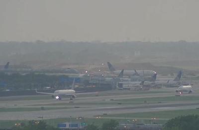 Plane wings make contact in Chicago