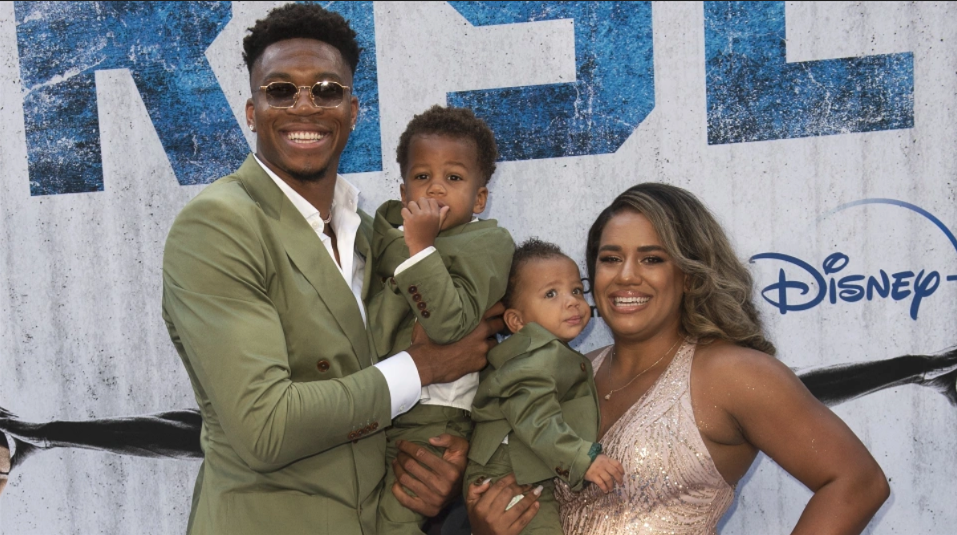 Photo: Giannis Antetokounmpo and his family | | waow.com