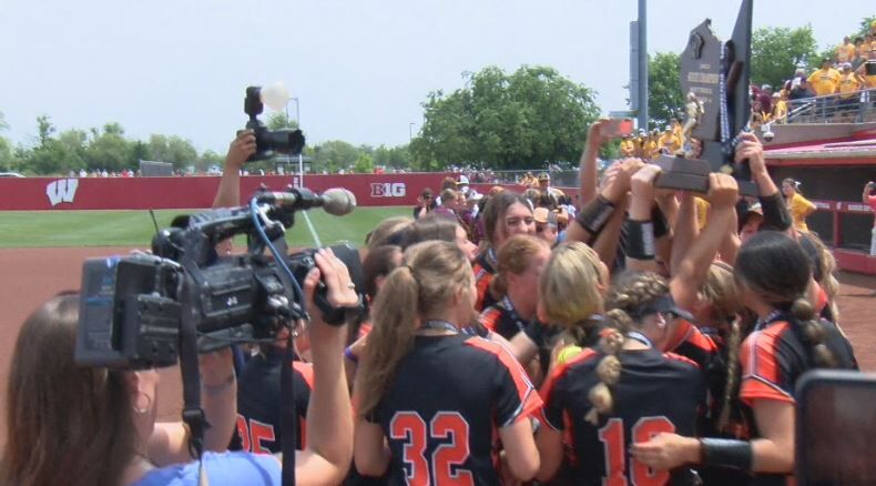 Iola-Scandinavia Thunderbirds win Division 4 state softball title