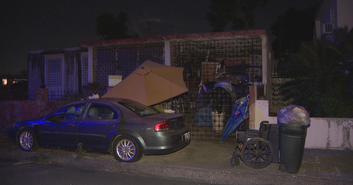 Comunidad en Bayamón pide ayuda para vecino sin servicios básicos que enfrenta acumulación