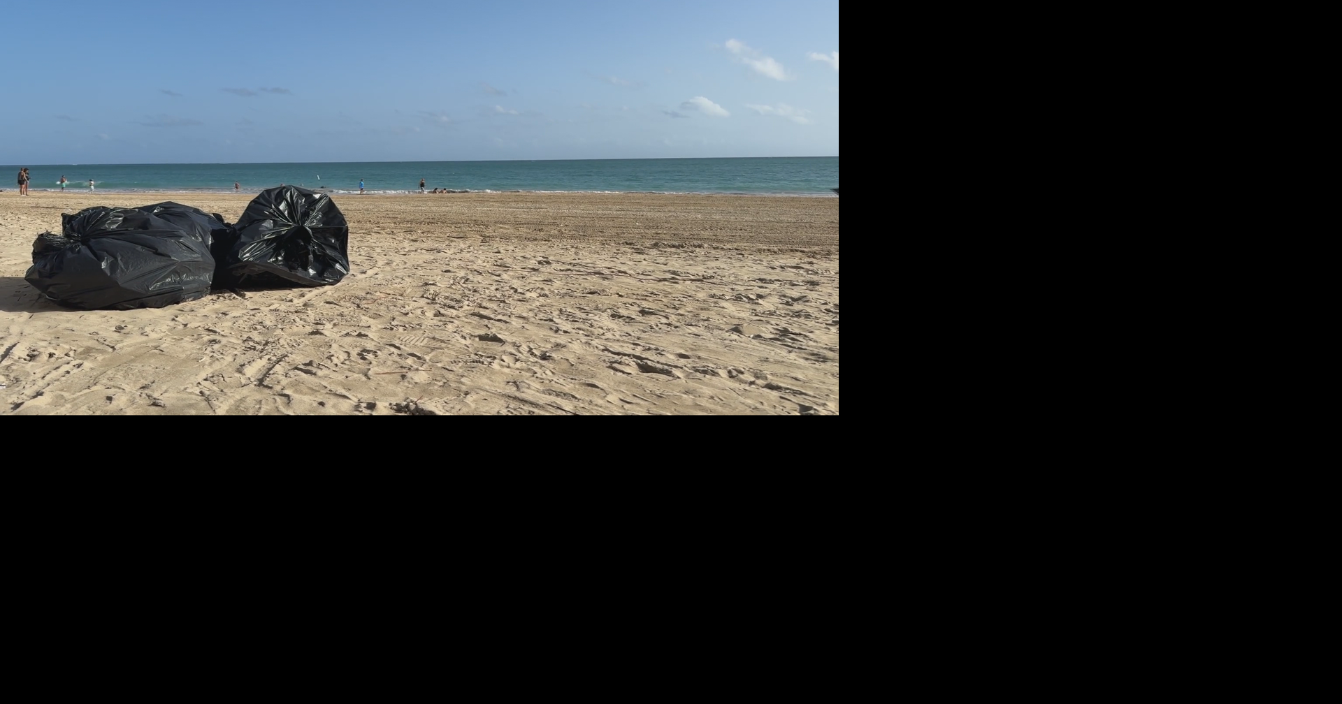Playa de Isla Verde amanece llena de basura tras celebración de la Noche de San Juan