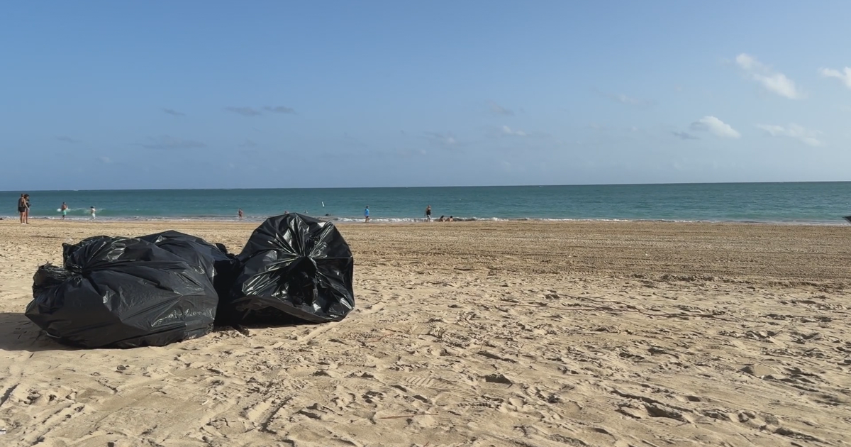Playa de Isla Verde amanece llena de basura tras celebración de la Noche de San Juan