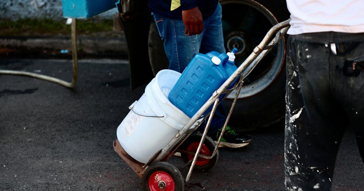 “A recoger agua otra vez”: abonados de AAA se preparan para quedarse sin agua