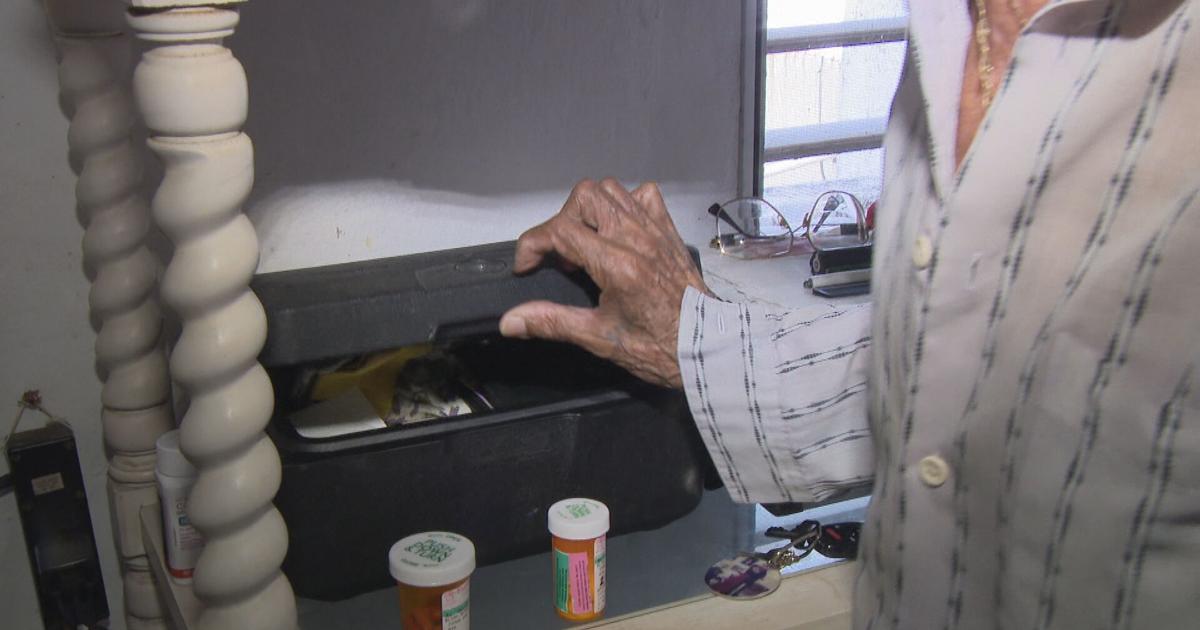 Nonagenario denuncia robo de $3,200 y un reloj de su caja fuerte tras visita de paramédicos