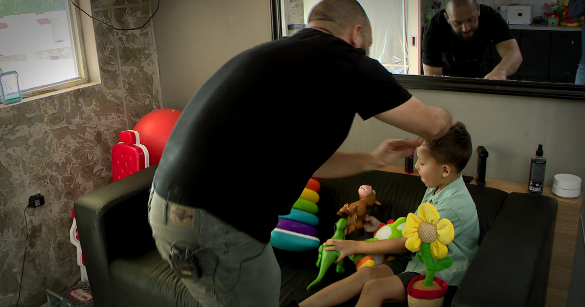 Barbero de Morovis convierte su barbería en espacio seguro e inclusivo para niños neurodivergentes